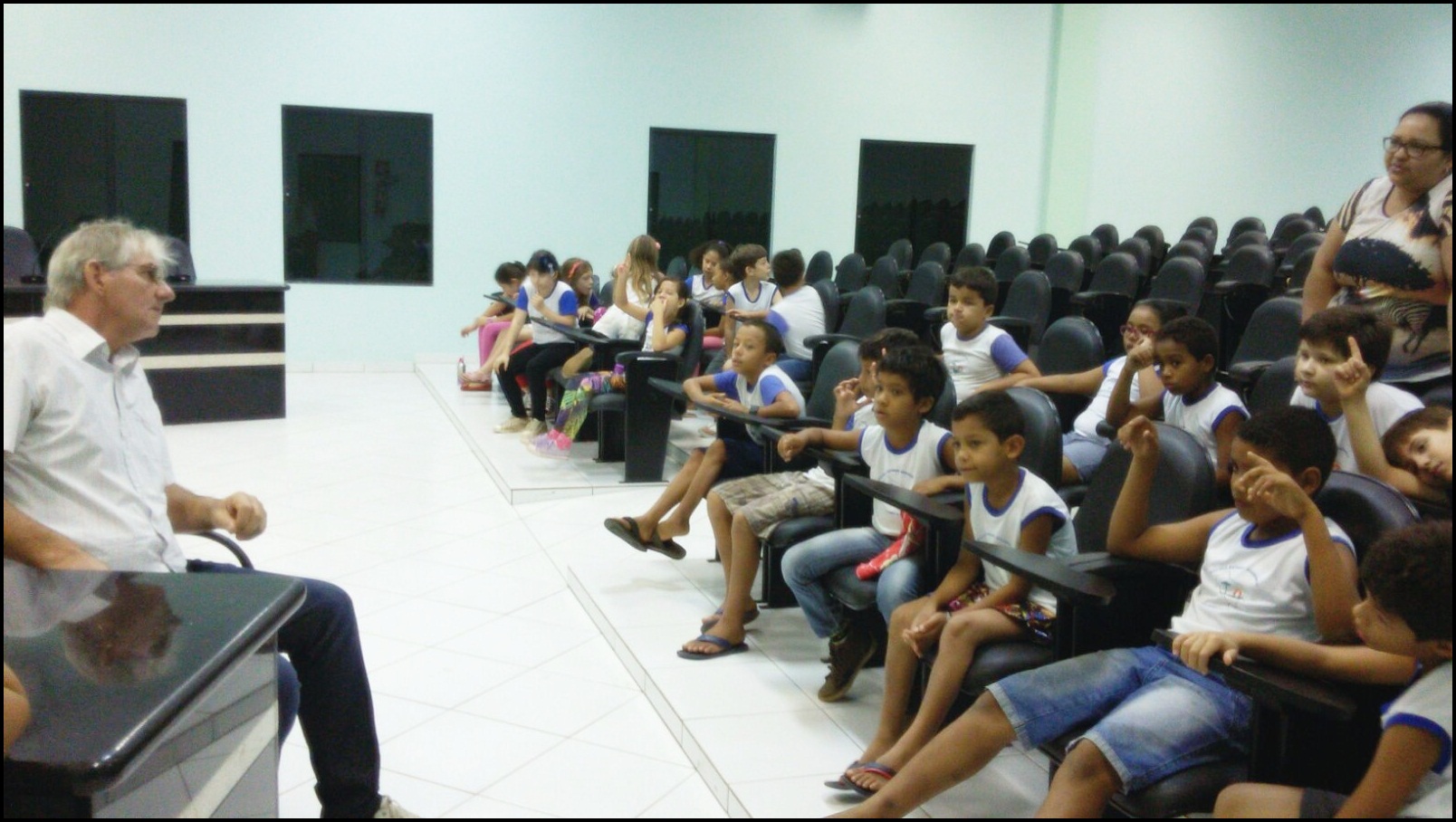 Câmara de Vereadores recebe visita de alunos da Escola Estadual Querência.