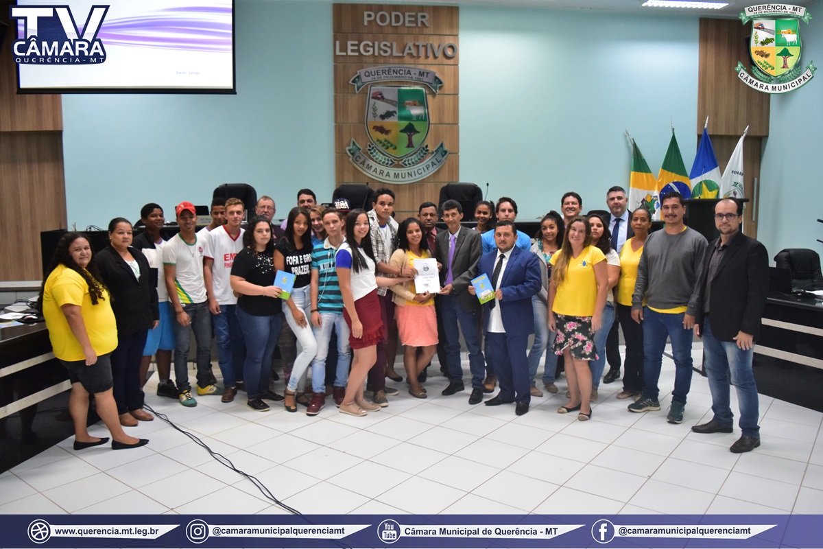 Alunos e membros de projetos sociais participam da última sessão ordinária do mês de Setembro.