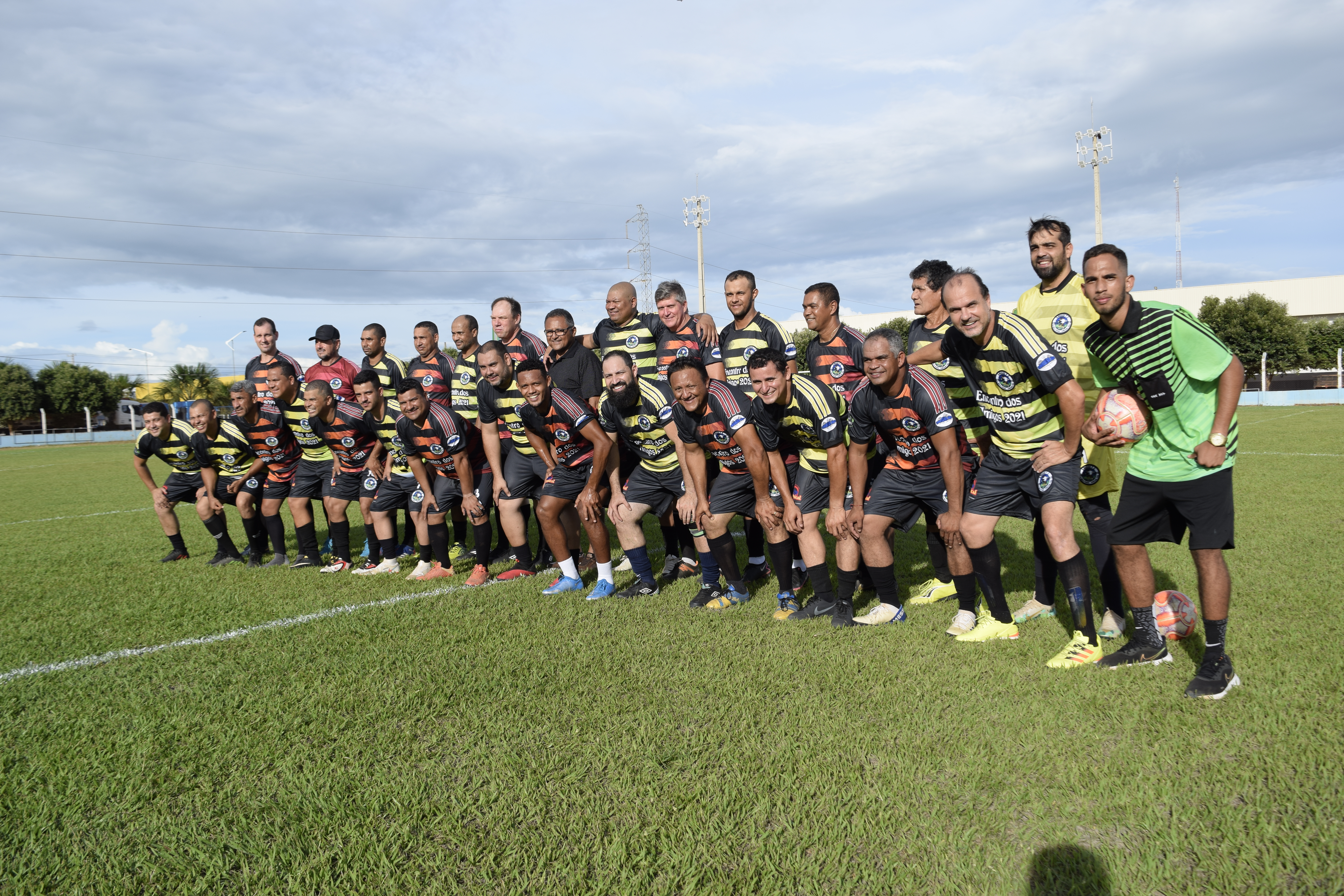 Vereador Luzimar Pereira Luz, Vice-Presidente da Câmara Municipal de Querência, prestigia jogo entre amigos do jogador de futebol Ernandes.