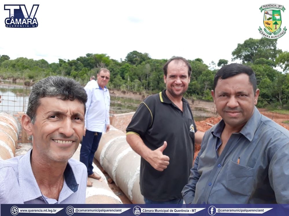 Vereadores vistoriam obra em bueiro.